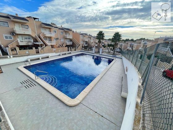 Foto 1 de Venta de piso en Pinar de Campoverde de 3 habitaciones con terraza y piscina