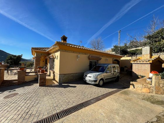 Foto 2 de Chalet en venta en Alcaucín de 4 habitaciones con terraza y piscina