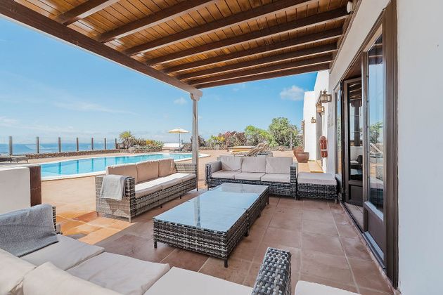 Foto 1 de Chalet en venta en Playa Blanca de 5 habitaciones con terraza y piscina