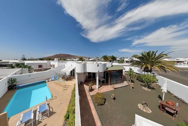 Foto 1 de Casa adosada en venta en Playa Blanca de 7 habitaciones con terraza y piscina