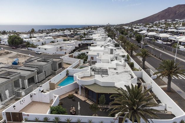 Foto 2 de Casa adosada en venta en Playa Blanca de 7 habitaciones con terraza y piscina
