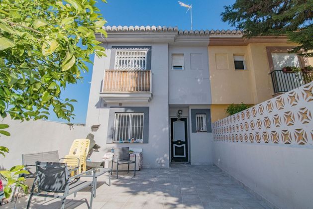 Foto 1 de Casa en venda a Huétor Vega de 3 habitacions amb terrassa i jardí