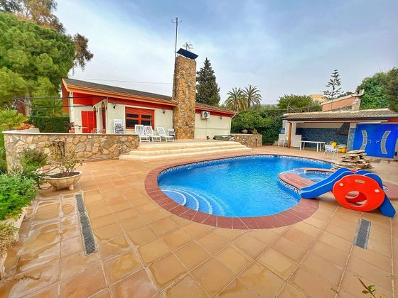 Foto 1 de Chalet en venta en Petrer de 4 habitaciones con terraza y piscina