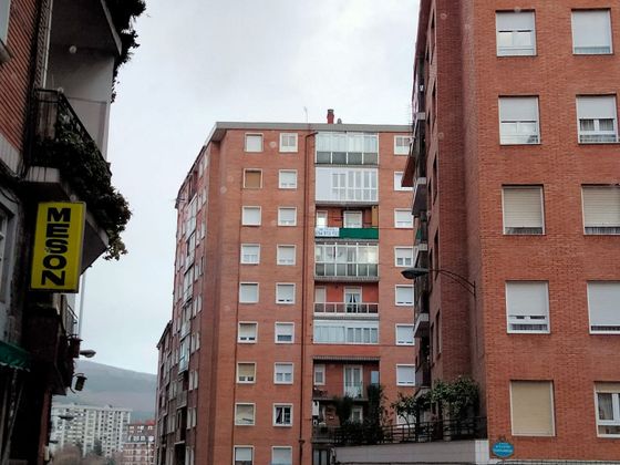 Foto 1 de Piso en venta en Santutxu de 2 habitaciones con terraza y calefacción
