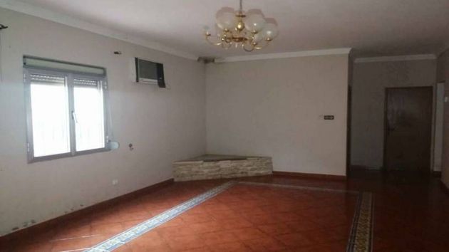 Foto 2 de Casa en venda a Carmona de 3 habitacions amb balcó