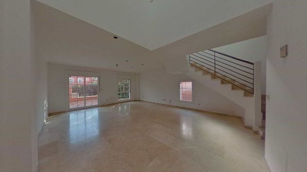 Foto 1 de Casa en venda a Altos de Jarama de 3 habitacions amb terrassa i garatge