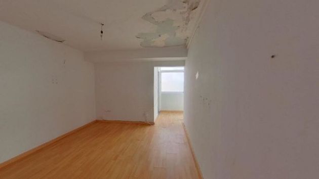 Foto 2 de Pis en venda a Cerdanyola de 3 habitacions i 67 m²