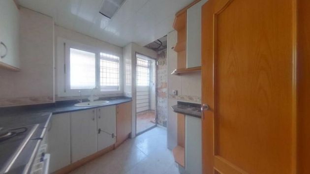 Foto 2 de Venta de piso en El Bon Pastor de 3 habitaciones con aire acondicionado