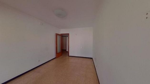 Foto 1 de Piso en venta en Gavarra de 3 habitaciones con ascensor