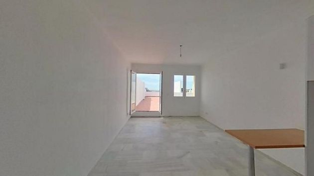 Foto 1 de Venta de piso en El Padrón - El Velerín - Voladilla de 1 habitación con terraza y piscina