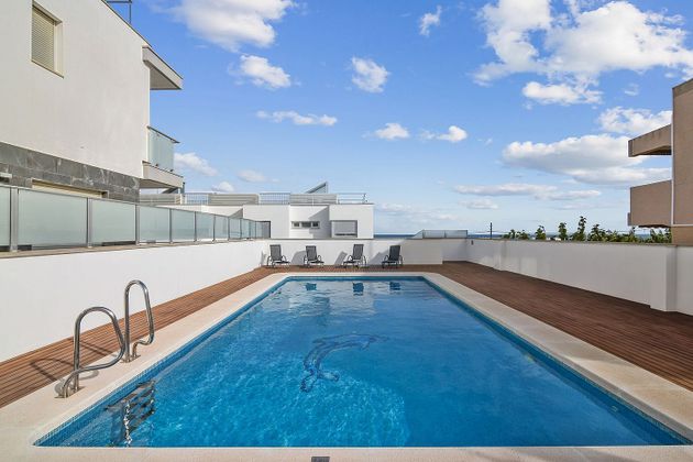 Foto 1 de Venta de casa en Guardamar Playa de 3 habitaciones con terraza y piscina