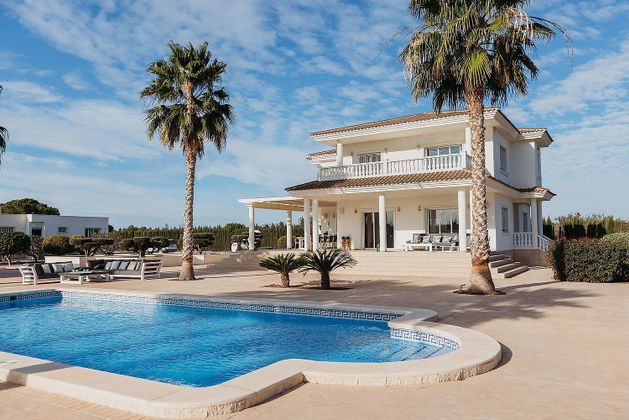 Foto 2 de Casa en venda a El Travaló - Martínez Valero de 9 habitacions amb piscina