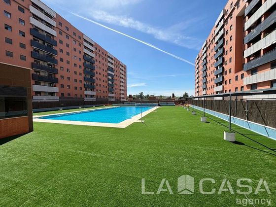 Foto 1 de Venta de piso en Montequinto de 3 habitaciones con terraza y piscina