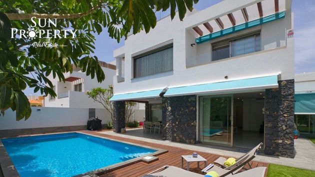 Foto 1 de Xalet en venda a Los Cristianos - Playa de las Américas de 4 habitacions amb terrassa i piscina