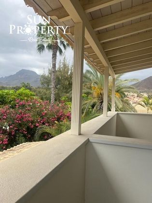 Foto 2 de Casa adossada en venda a Los Cristianos - Playa de las Américas de 4 habitacions amb terrassa i piscina