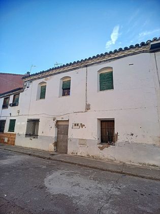 Foto 1 de Casa adossada en venda a calle Castillo de 4 habitacions amb garatge i jardí