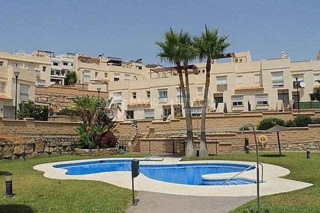 Foto 1 de Casa adosada en venta en Centro - Vélez-Málaga de 3 habitaciones con terraza y piscina