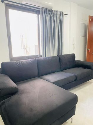 Foto 1 de Alquiler de piso en Centro - Alicante de 1 habitación con muebles y aire acondicionado