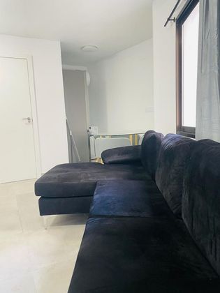 Foto 2 de Alquiler de piso en Centro - Alicante de 1 habitación con muebles y aire acondicionado