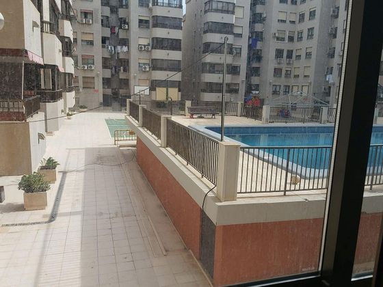 Foto 2 de Pis en lloguer a Ensanche - Diputación de 4 habitacions amb terrassa i piscina