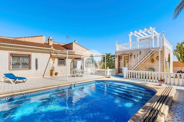 Foto 2 de Xalet en venda a calle Los Pirineos de 3 habitacions amb terrassa i piscina