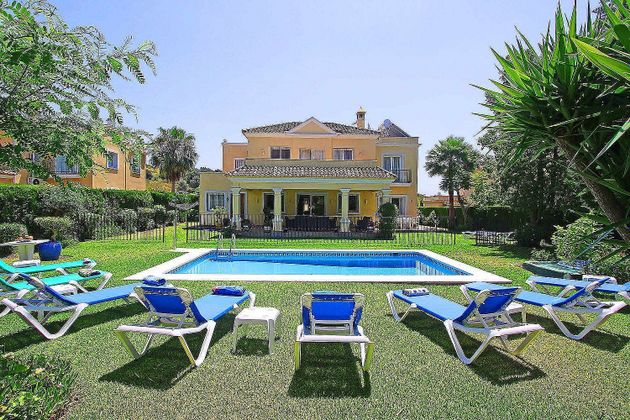 Foto 1 de Xalet en lloguer a calle Vista Mar Belair Estepona de 5 habitacions amb terrassa i piscina
