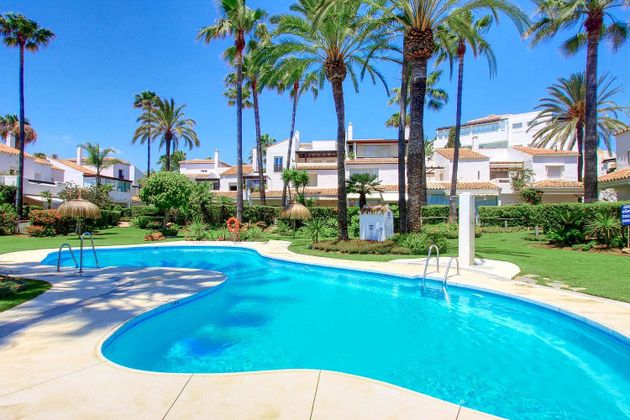 Foto 2 de Alquiler de casa adosada en urbanización Lugar Bahia Marbella de 3 habitaciones con terraza y piscina