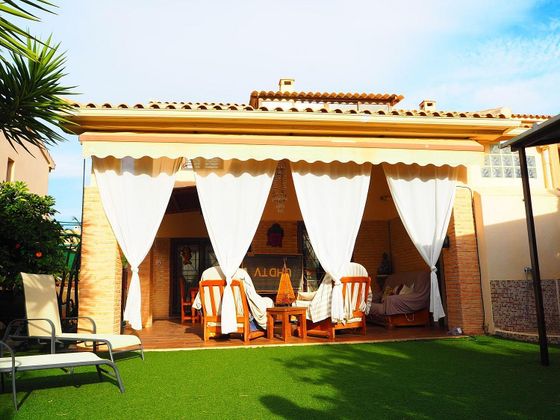 Foto 2 de Casa adossada en venda a Almajada-Ravel de 5 habitacions amb piscina i garatge