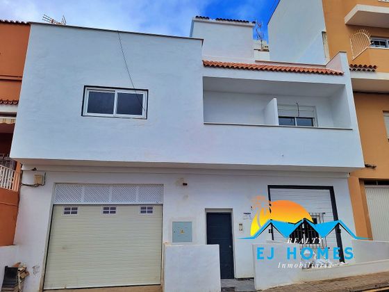 Foto 1 de Casa en venda a calle Tacoronte de 6 habitacions amb terrassa i garatge