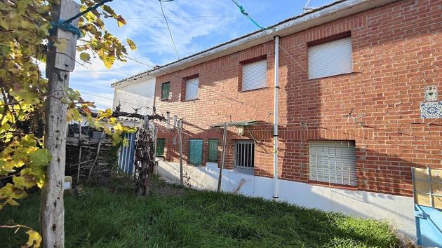 Foto 1 de Casa adossada en venda a calle Campillo de 4 habitacions amb terrassa i jardí