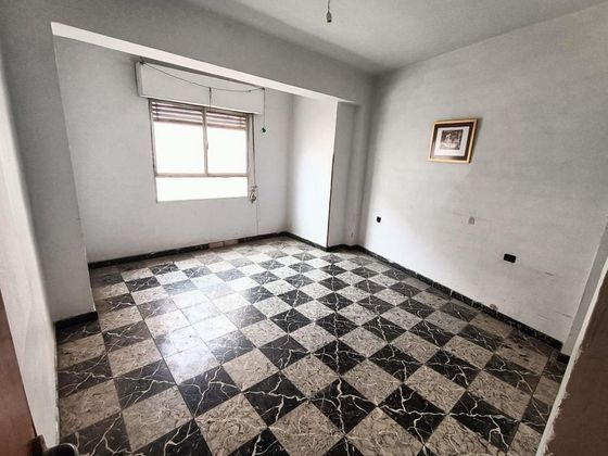 Foto 2 de Venta de piso en Almansa de 3 habitaciones con balcón