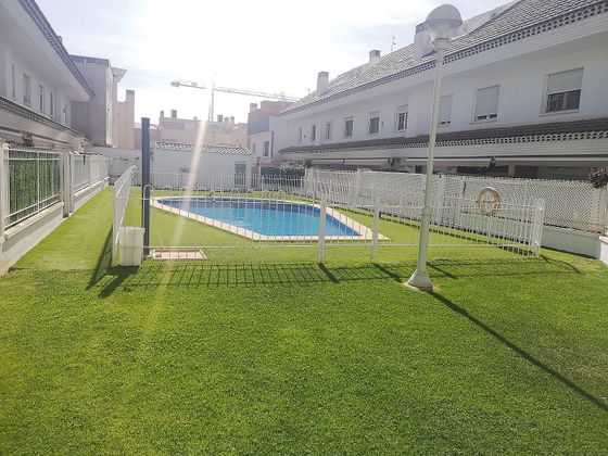 Foto 1 de Casa adossada en venda a Santa Cruz - Industria - Polígono Campollano de 4 habitacions amb terrassa i piscina