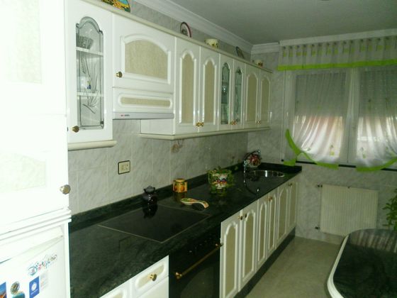 Foto 2 de Alquiler de piso en calle Enrique Celaya de 2 habitaciones con muebles y calefacción