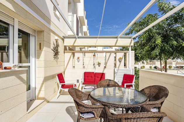 Foto 1 de Casa adossada en venda a calle Jacinto Benavente de 2 habitacions amb terrassa i piscina