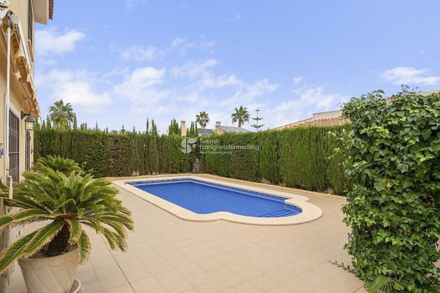 Foto 2 de Chalet en venta en calle Islas Baleares de 5 habitaciones con terraza y piscina