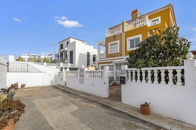 Foto 1 de Casa en venta en calle Miguel de Unamuno de 3 habitaciones con terraza y jardín