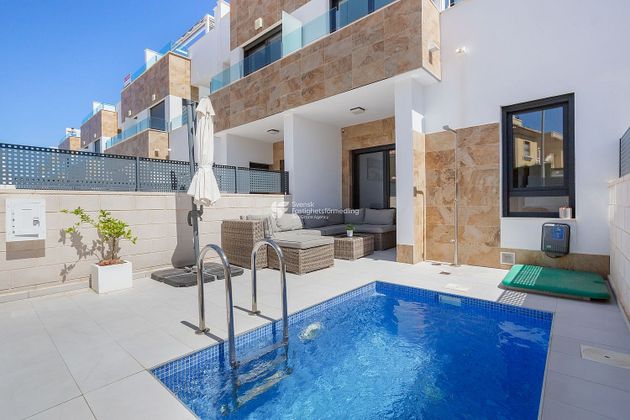 Foto 1 de Casa adosada en venta en calle Estragón de 3 habitaciones con terraza y piscina