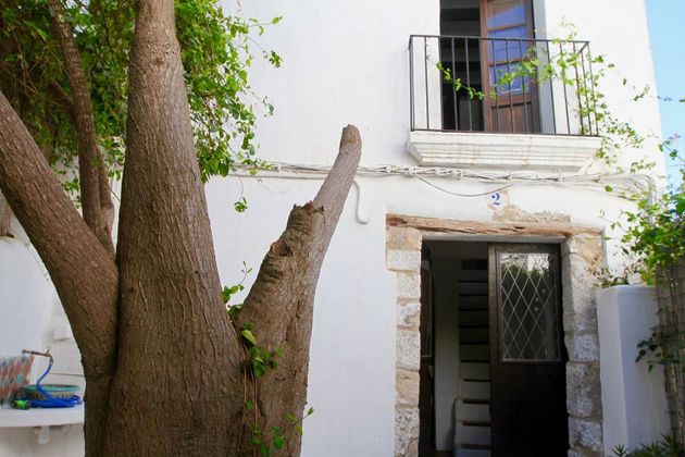 Foto 2 de Casa adossada en venda a Dalt de la Vila - La Marina de 2 habitacions amb terrassa i jardí