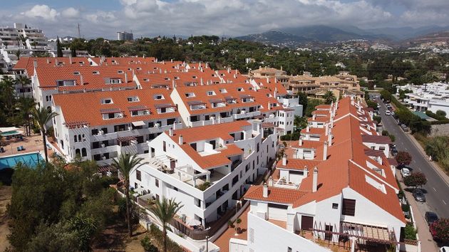 Foto 2 de Dúplex en venda a Nueva Andalucía centro de 3 habitacions amb terrassa i piscina