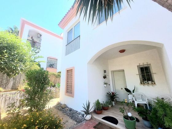 Foto 2 de Dúplex en venta en calle Alcaidesa de 3 habitaciones con terraza y piscina