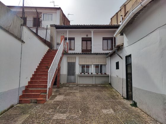 Foto 2 de Casa adossada en venda a plaza Mayor de 4 habitacions amb terrassa i garatge