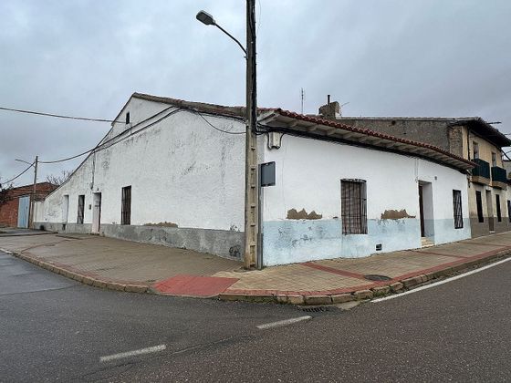 Foto 1 de Venta de casa en Nava del Rey de 5 habitaciones con terraza y garaje