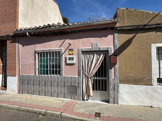 Foto 1 de Casa adossada en venda a Medina del Campo de 4 habitacions amb terrassa i balcó