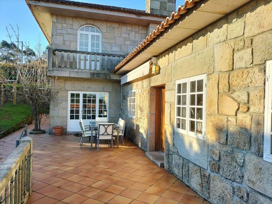 Foto 2 de Casa en venta en Vilanova de Arousa de 6 habitaciones con terraza y jardín