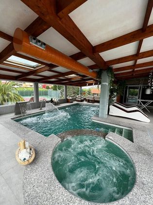 Foto 2 de Chalet en venta en Arteixo de 4 habitaciones con terraza y piscina