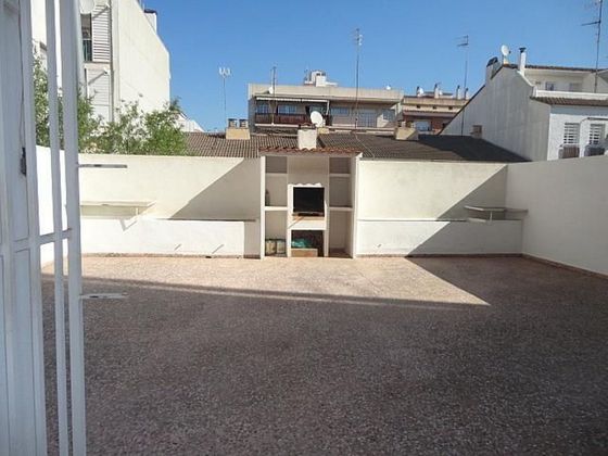Foto 1 de Local en venda a Les Roquetes amb terrassa i garatge