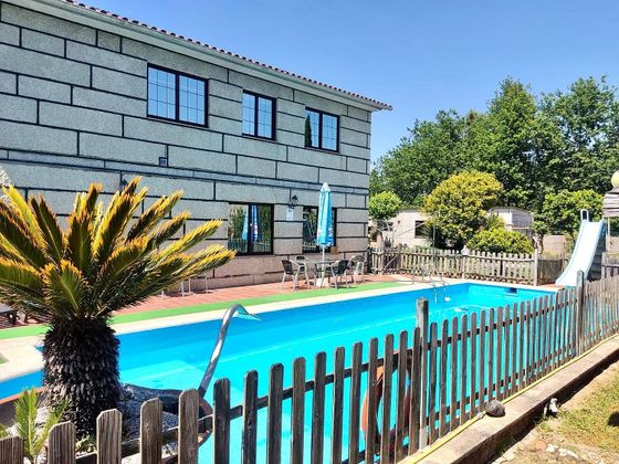 Foto 2 de Casa en venta en Tui de 4 habitaciones con terraza y piscina