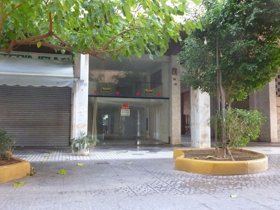 Foto 1 de Local en venta en calle Felipe II con terraza y aire acondicionado