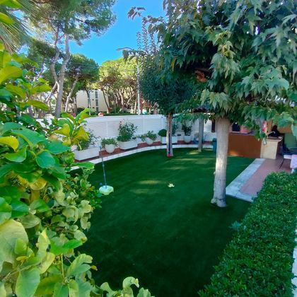 Foto 2 de Casa en venta en La Pineda de 4 habitaciones con terraza y piscina