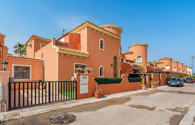 Foto 1 de Casa en venta en Playa Flamenca - Punta Prima de 4 habitaciones con terraza y jardín